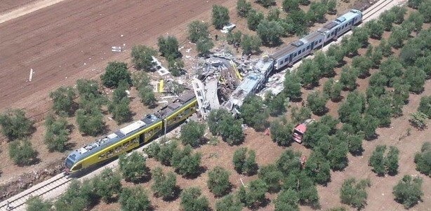 Scontro fra treni nel Barese: ci sono morti e decine di feriti