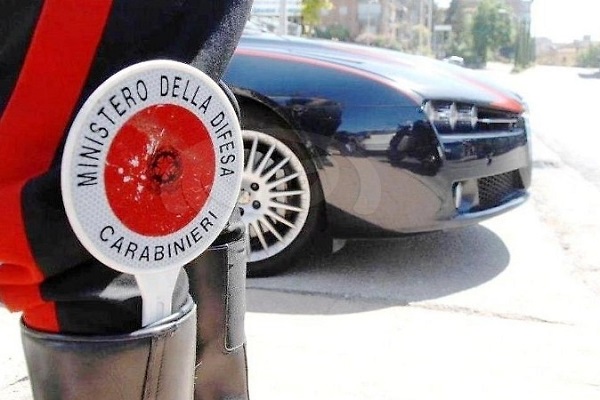 Cimitile, investono auto carabinieri per sfuggire a controllo: due arresti