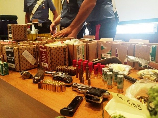 Armi, droga e bombe nascoste in un terreno: arrestato pensionato di Sant’Anastasia
