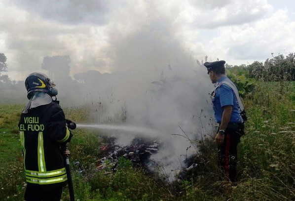 Varcaturo, incendia rifiuti vicino a coltivazioni di pesche e ortaggi: arrestato