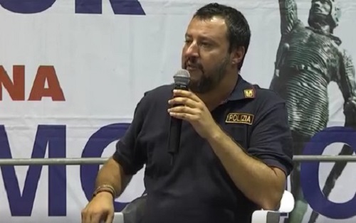Salvini, comizio anti immigrati in divisa da agente. I sindacati di polizia: “E’ reato, delira”