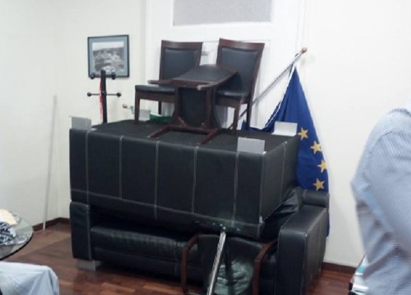 Mancata consegna alloggi, blitz abitanti delle Vele: occupato assessorato comunale
