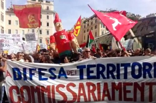 Bagnoli, partito il corteo dei comitati a Roma. Tensioni sull’A1: attivisti perquisiti