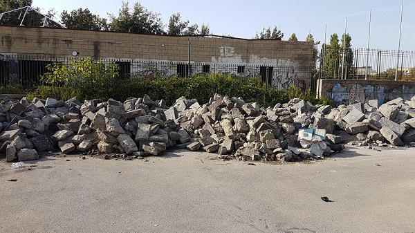 San Giovanni a Teduccio, nel parco i basoli rimossi da via Marina: scatta la protesta