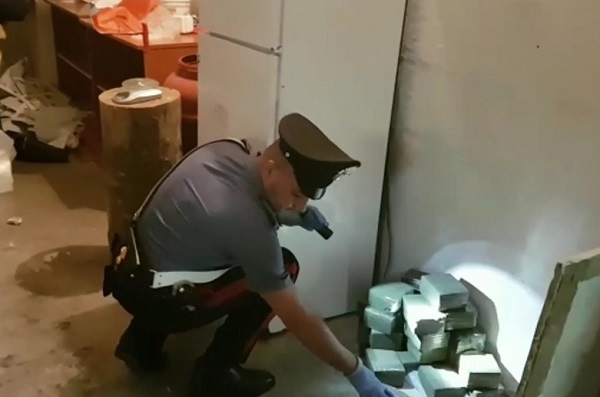 Scampia, scoperto deposito del fornitore delle piazze di spaccio: sequestrata droga per 2 milioni