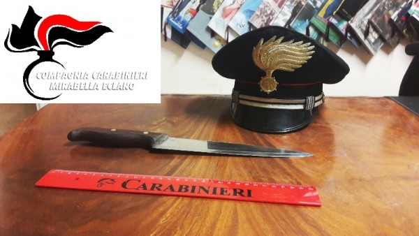 Aggredisce e minaccia la moglie ed i familiari con un coltello di 40 centimetri