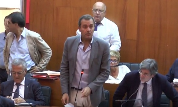 Disgelo Comune-Governo, de Magistris il primo a chiamare: “Ma sempre contrari al commissario per Bagnoli”