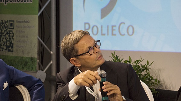 Rifiuti, il commissario Ue: “Italia, troppe discariche mal gestite. Assurdo pagare la differenziata”