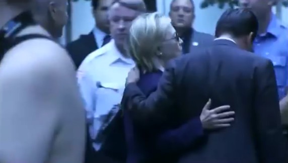 L’America ricorda l’11 settembre, Hillary accusa un malore: via dalla cerimonia