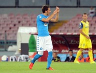 Il Napoli risponde alla Juve, Chievo liquidato 2-0