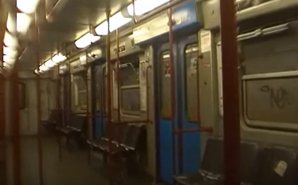 Roma, protesta perché fumano in metro: picchiato a sangue, è grave