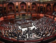 Taglio parlamentari, altro ok alla Camera: il Pd vota contro, riforma a metà strada