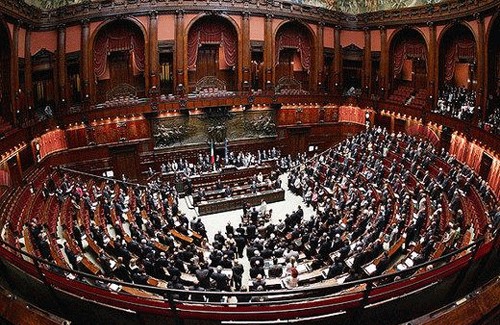 Taglio parlamentari, altro ok alla Camera: il Pd vota contro, riforma a metà strada
