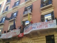 Emergenza casa e taglio operatori socio assistenziali, doppia occupazione al consiglio comunale di Napoli