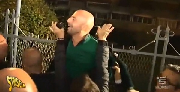 Rivolgeva domande al ministro Giannini, Luca Abete malmenato ad Avellino: Striscia mostra video