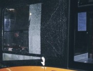 Scampia, nuova sassaiola contro autobus: vetro in frantumi, miravano all’autista