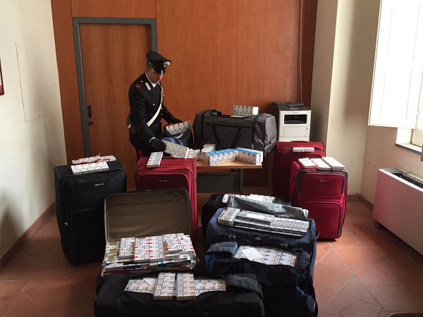 Napoli, 2 quintali di sigarette sui taxi: presi 2 contrabbandieri