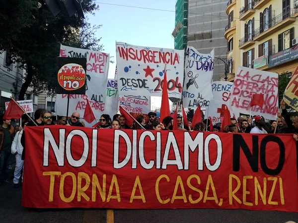 A Napoli in migliaia sfilano contro la riforma costituzionale, tentata occupazione della sede del Pd