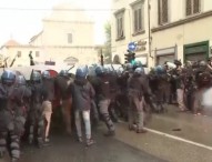 Leopolda contestata, scontri polizia-manifestanti: cariche e lacrimogeni