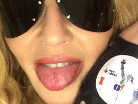 Promise sesso orale agli elettori di Hillary, i fan di Trump sfottono Madonna: “Adesso vieni qui”