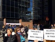 Vertenza Napoli Servizi, operatori protestano sotto sede societaria: “Meno fitti, più diritti”