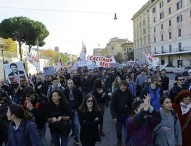 Referendum, a Roma sfila il popolo del No: “Non lasciamo la parola al governo”