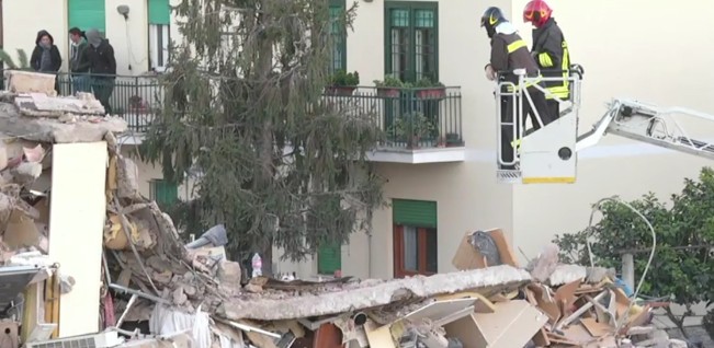 Roma, morte madre e figlia piccola nel crollo della palazzina di Acilia
