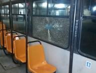 Napoli, paura sull’autobus: sasso sfonda due vetri e cade fuori