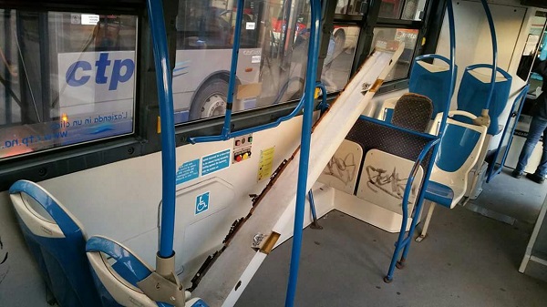 Paura a Scampia, portellone vola da autobus in marcia