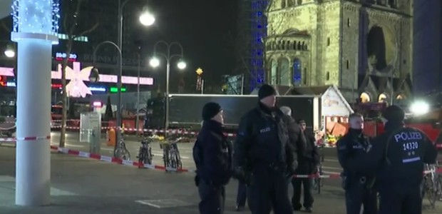 Attacco a Berlino, voci su ragazza italiana dispersa. Dubbi sul fermato: “Autore strage forse ancora libero e armato”