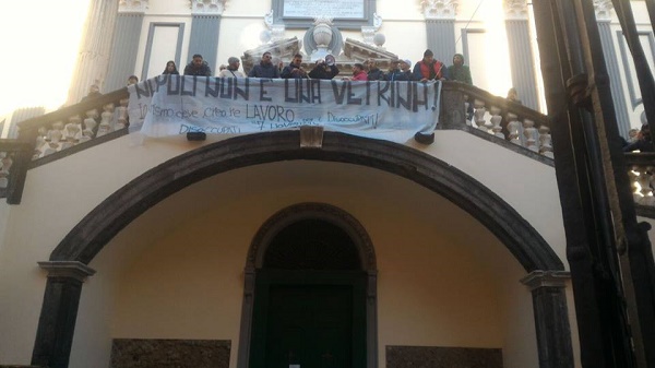 Napoli, disoccupati occupano monumenti del centro storico: “Sbloccare i progetti per darci respiro”