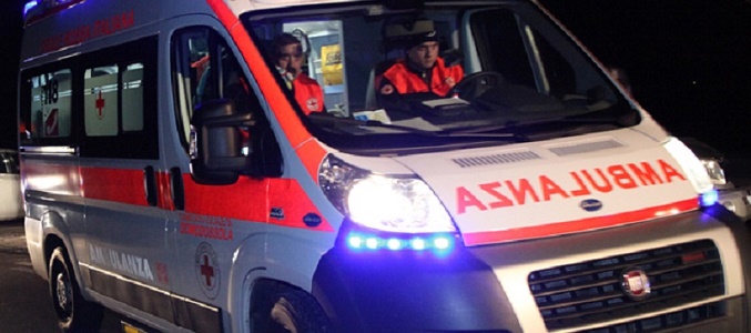 Napoli, auto taglia strada ad autobus: 7 feriti