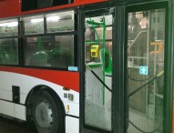 Napoli, sassaiola contro autobus a Barra: vetro in frantumi