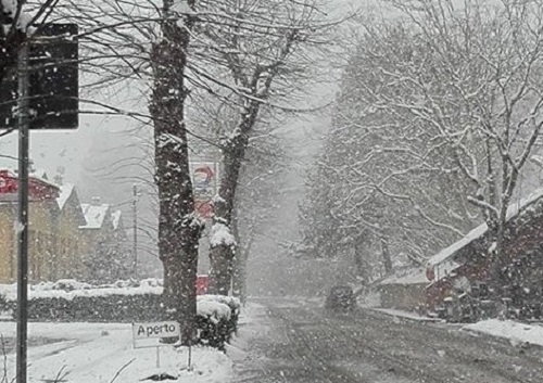 Neve, nel Sannio situazione critica: paesi isolati e strade bloccate. Benevento, lunedì scuole chiuse