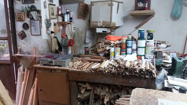 Napoli, storica bottega di cornici era abusiva: multato l’artigiano al centro storico