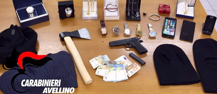 Fontanarosa, coppia rapinata con ascia e pistola: un arrestato, complice denunciato