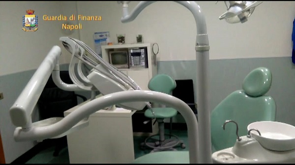 Arzano, scoperti due falsi dentisti: sequestrato studio in centro