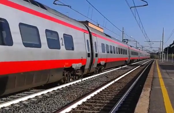 Il Freccia Argento Roma-Reggio Calabria salta Napoli, de Magistris insorge