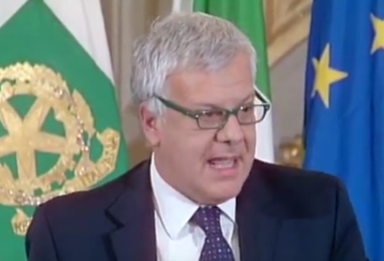 Terra dei fuochi, per Galletti i roghi tossici sono molto calati: “Punte di 70% in meno”