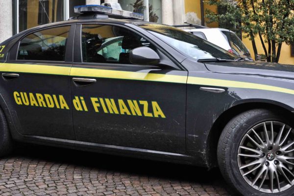 Napoli, blitz della Guardia di Finanza contro evasione fiscale: sequestrati 2 milioni di euro