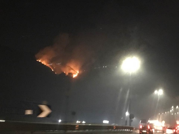 Napoli, vasto incendio ai Camaldoli