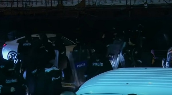 Strage di Capodanno a Istanbul, 39 morti in discoteca. Caccia all’uomo