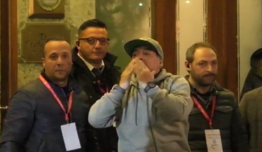 Il ritorno di Maradona a Napoli, cori ed entusiasmo sul lungomare