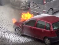 Napoli, paura al centro: auto in marcia va a fuoco, occupanti salvati