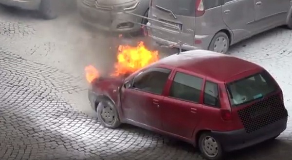 Napoli, paura al centro: auto in marcia va a fuoco, occupanti salvati