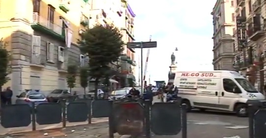 Napoli, sparano tra la folla al mercato di Forcella: feriti bambina e 3 ambulanti, pista del racket