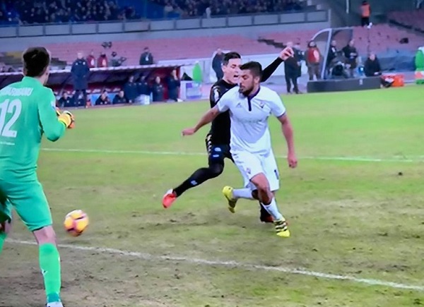 Napoli-Fiorentina 0-0 al 45′: traversa Insigne, Reina salva su Astori