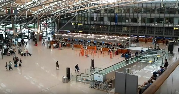 Esalazioni tossiche, evacuato aeroporto di Amburgo: oltre 50 in ospedale