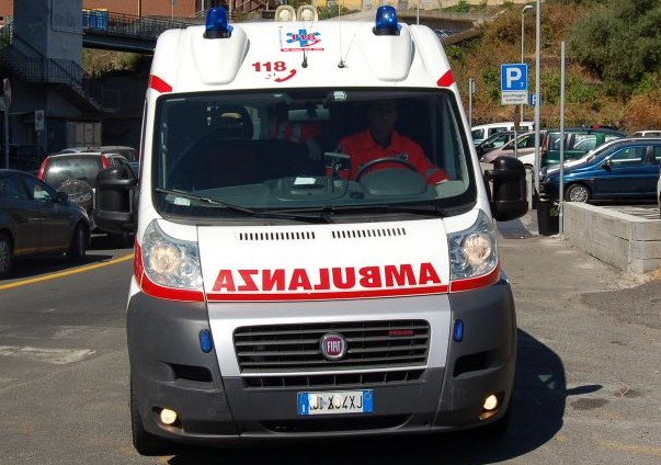 Acerra, Napoli: si rovescia addosso acqua bollente. Grave bimba di 3 anni