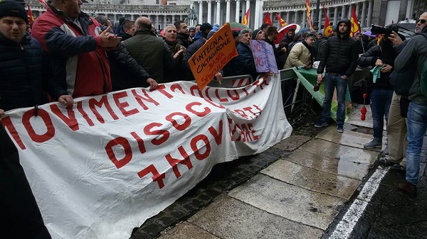 Terra dei fuochi, a Napoli denuncia in piazza: “In 20 giorni morti 8 bambini, intanto la politica mangia”